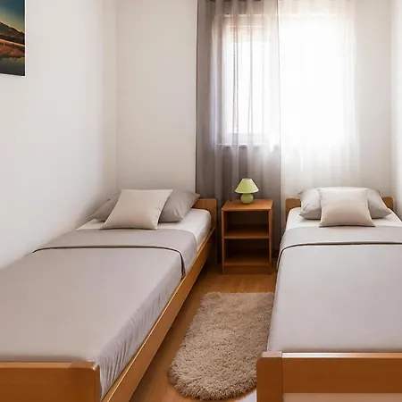 Apartment 2 Bedroom Pet Friendly In Vir