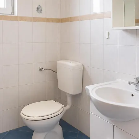 2 Bedroom Pet Friendly In Apartment *